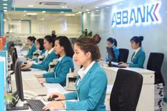 Giao dịch tại ABBANK. (Ảnh: CTV/Vietnam+)