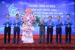 Ban Bí thư Trung ương Đoàn tặng hoa các thế hệ lãnh đạo Trung ương Hội Liên hiệp Thanh niên Việt Nam qua các thời kỳ. (Ảnh: Minh Đức/TTXVN)