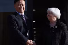 Bộ trưởng Tài chính Mỹ Janet Yellen và Thống đốc Ngân hàng Nhân dân Trung Quốc (PBOC) Phan Công Thắng. (Nguồn: Bloomberg)