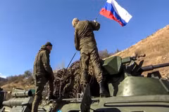 Binh sỹ thuộc lực lượng gìn giữ hòa bình Nga tới Martuni, Armenia, ngày 13/11/2020. (Ảnh: AFP/TTXVN)