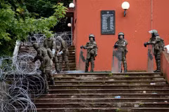 Binh sỹ thuộc Lực lượng Gìn giữ Hòa bình của NATO tuần tra tại Zvecan, miền Bắc Kosovo. (Ảnh: AFP/TTXVN)