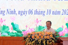Quyền Chủ tịch UBND tỉnh Quảng Ninh Cao Tường Huy thông tin tại Hội nghị. (Ảnh: Thanh Vân/TTXVN)