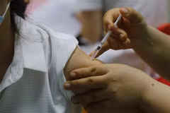 Tiêm vaccine phòng dịch COVID-19 cho người dân. (Ảnh: Nam Sương/TTXVN)