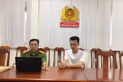Phan Công Khanh tại cơ quan công an. (Ảnh: Công an cung cấp)