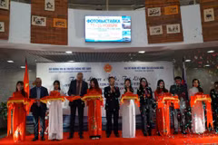 Đại diện Đại sứ quán, Bộ Thông tin và Truyền thông, Hội Hữu nghị Nga-Việt, Trung tâm “Hà Nội-Moskva” và Hội người Việt tại Liên bang Nga cắt băng khai mạc Triển lãm. (Nguồn: Lê Hằng/TTXVN)