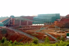 Phân xưởng tuyển rửa quặng bauxite Tổ hợp Bauxite-Nhôm Lâm Đồng. (Ảnh: Ngọc Hà/TTXVN)