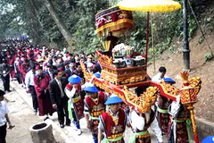 Đoàn hành lễ và các vị đại biểu trên đường lên đền Thượng dâng hương các vua Hùng. (Ảnh: Việt Đức/Vietnam+)
