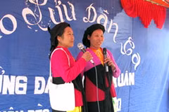 Biểu diễn hát dân ca dân tộc Sán Dìu ở Lục Ngạn, Bắc Giang. (Nguồn: lucngan.gov.vn)