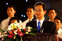 Thủ tướng Nguyễn Tấn Dũng phát biểu khai mạc lễ hội. (Ảnh: Đình Huệ/TTXVN) 