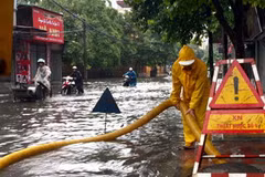 Tiêu thoát nước trên đường phố Hà Nội bị ngập úng do mưa lớn. (Ảnh: Minh Đông/TTXVN)