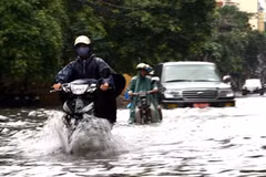 Đường phố Hà Nội bị ngập nước do mưa lớn ảnh hưởng của bão số 2. (Ảnh: Minh Đông/TTXVN)