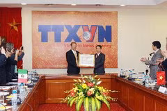 Tổng Giám đốc TTXVN Nguyễn Đức Lợi trao tặng Kỷ niệm chương vì sự nghiệp Thông tấn cho Tổng Bí thư Đảng Lao động Mexico Alberrto Anaya Gutierrez. (Ảnh: Nguyễn Dân/TTXVN)