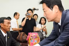 Đại diện Hàn Quốc chia buồn với gia đình một cô dâu Việt bị sát hại trước đó. (Nguồn: Tuổi Trẻ)