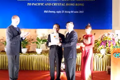 Lãnh đạo tỉnh Hải Dương trao giấy phép đầu tư cho đại diện liên doanh Pacific và Crystal. (Ảnh: Tiến Duẩn/Vietnam+) 