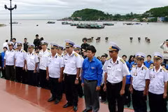 Đoàn viên thanh niên và các cựu chiến binh tưởng niệm các liệt sỹ hy sinh trên tuyến đường Hồ Chí Minh trên biển. (Ảnh: Thế Duyệt/TTXVN)