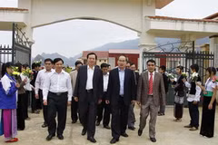Phó Thủ tướng Nguyễn Thiện Nhân thăm Trường Phổ thông Dân tộc nội trú tỉnh Lai Châu. (Ảnh: Quang Duy/TTXVN)