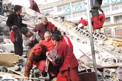 Người dân chuyển những người bị thương ra khỏi đống đổ nát sau trận động đất ở huyện Ngọc Thụ ngày 15/4. (Ảnh: THX/TTXVN) 