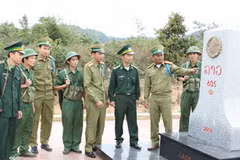 Lực lượng vũ trang hai nước phối hợp bảo vệ cột mốc biên giới 605 trên biên giới Việt-Lào. Ảnh minh họa. (Ảnh: Anh Tôn/TTXVN)