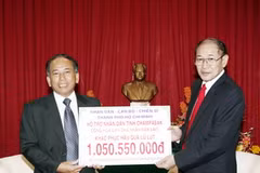 Thành phố Hồ Chí Minh hỗ trợ nhân dân tỉnh Chămpasak khắc phục hậu quả lũ lụt. (Ảnh: Hoàng Hải/TTXVN)