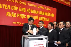 Cán bộ, nhân viên Văn phòng Trung ương Đảng quyên góp ủng hộ nhân dân Nhật Bản khắc phục hậu quả thiên tai. (Ảnh: Trọng Đức/TTXVN)