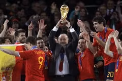 Huấn luyện viên Del Bosque (cầm cúp) cùng các học trò vui mừng sau chiến thắng lịch sử trước Hà Lan. (Nguồn: AP)