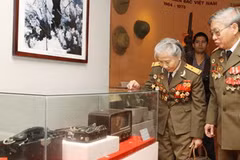 Lưu trữ kỷ vật kháng chiến. (Ảnh: Anh Tuấn/TTXVN)