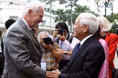Chủ tịch Ủy ban Nhân dân Thành phố Hồ Chí Minh Lê Hoàng Quân đón Toàn quyền Canada David Johnston. (Ảnh: Thanh Vũ/TTXVN)