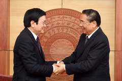 Tổng bí thư , Chủ tịch nước Lào Choummaly Sayasone tiễn Chủ tịch nước Trương Tấn Sang. (Ảnh: Nguyễn Khang/TTXVN)