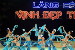Biểu diễn văn nghệ khai mạc lễ hội "Lăng Cô - Vịnh đẹp thế giới." (Ảnh: Thế Duyệt/TTXVN)