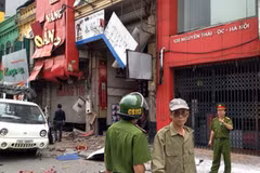 Lực lượng chức năng có mặt tại hiện trường. (Ảnh: CTV/Vietnam+)
