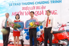 Trao giải thưởng cho khách hàng trúng thưởng chương trình “Triệu lời tri ân, Muôn vàn quà tặng.” (Nguồn: VinaPhone)