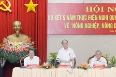 Chủ tịch Quốc hội Nguyễn Sinh Hùng phát biểu tại buổi làm việc với lãnh đạo chủ chốt An Giang. (Ảnh: Nhan Sáng/TTXVN)