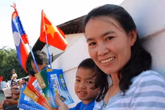 Chị Bích Lệ, một Việt kiều đã xem tất cả các trận đấu bóng đá nữ và nam tại SEA Games khoe những tấm vé đã có được. (Ảnh: TT&VH)