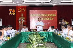 Phó Thủ tướng Nguyễn Thiện Nhân làm việc với Ban lãnh đạo nhà trường. (Ảnh: Minh Quyết/TTXVN)