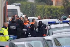 Cảnh sát bao vây tòa nhà, nơi ẩn náu của nghi can xả súng ở Toulouse. (Nguồn: Getty Images)