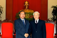 Tổng Bí thư tiếp ông Cheueng Sombounkhan, Bí thư Trung ương Đảng, Trưởng Ban Tuyên huấn Trung ương Lào. (Ảnh: Trí Dũng/TTXVN)