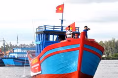Chương trình “Tấm lưới nghĩa tình vì ngư dân Hoàng Sa, Trường Sa” giúp ngư dân an tâm bám biển ở vùng biển chủ quyền của đất nước. (Nguồn: Vnexpress)