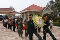 Một buổi lễ quy tập hài cốt liệt sỹ về nghĩa trang liệt sỹ ở tỉnh Đắk Lắk. (Nguồn: báo Đắk Lắk)