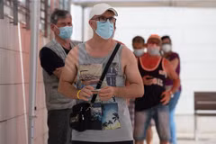 Người dân chờ làm xét nghiệm COVID-19 tại Barcelona, Tây Ban Nha, ngày 10/8/2020. (Ảnh: AFP/TTXVN)