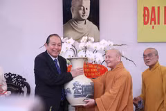 Phó Thủ tướng Thường trực Chính phủ Trương Hòa Bình tặng quà chúc mừng Hòa thượng Thích Thiện Nhơn, Chủ tịch Hội đồng Trị sự Giáo hội Phật giáo Việt Nam tại Văn phòng 2 Trung ương Giáo hội Phật giáo Việt Nam. (Ảnh: Xuân Khu-TTXVN)