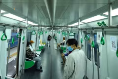 Sáng 21/11, đường sắt đô thị Cát Linh-Hà Đông đã chính thức thu vé hành khách sau 2 tuần miễn phí. Các chuyến tàu đã bắt đầu di chuyển từ sớm để phục vụ nhu cầu đi lại của khách hàng. (Ảnh: Hoài Nam/Vietnam+)