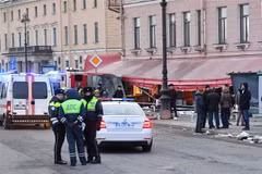 Cảnh sát Nga điều tra tại hiện trường vụ nổ quán càphê Street bar ở Saint Petersburg, ngày 2/4/2023. (Ảnh: AFP/TTXVN)
