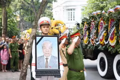 Đưa di ảnh nguyên Tổng Bí thư Đỗ Mười về qua nhà riêng của ông ở phố Phạm Đình Hổ, quận Hai Bà Trưng, Hà Nội. (Ảnh: TTXVN)