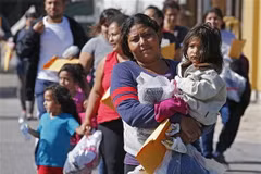 Người di cư được lệnh di chuyển khỏi trại tị nạn ở bang Texas, Mỹ. (Nguồn: AFP/TTXVN)
