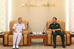 Thượng tướng Phan Văn Giang tiếp Đô đốc Luechai Ruddit. (Ảnh: TTXVN phát)
