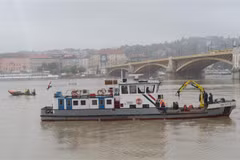 Lực lượng cứu hộ tìm kiếm nạn nhân trong vụ tai nạn tàu trên sông Danube, Budapest, Hungary, ngày 30/5/2019. (Ảnh: THX/ TTXVN)