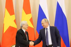 Tổng Bí thư Nguyễn Phú Trọng và Tổng thống Liên bang Nga Vladimir Putin bắt tay sau lễ ký các văn kiện hợp tác giữa hai nước ngày 6/9/2018. (Ảnh: Trí Dũng/TTXVN)