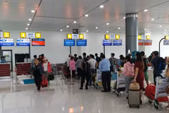 Hành khách làm thủ tục tại nhà ga T1 mới ở sân bay Phù Cát. (Ảnh: Vietnam Airlines cung cấp)