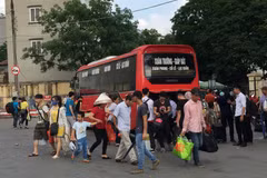 Xe khách ùn ùn về các bến xe Hà Nội cõng theo một lượng lớn người dân ngoại tỉnh đổ về Thủ đô sau dịp nghỉ lễ 30/4-1/5. (Ảnh: Việt Hùng)