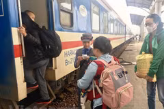 Hành khách đi tàu ở các cự ly ngắn ngày càng đông. (Ảnh: Phương Linh/Vietnam+). 